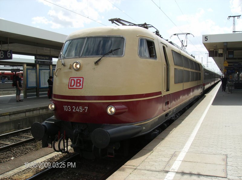 103 245-7 mit ICE-Ersatzzug aus Mnchen Hbf in Nrnberg Hbf