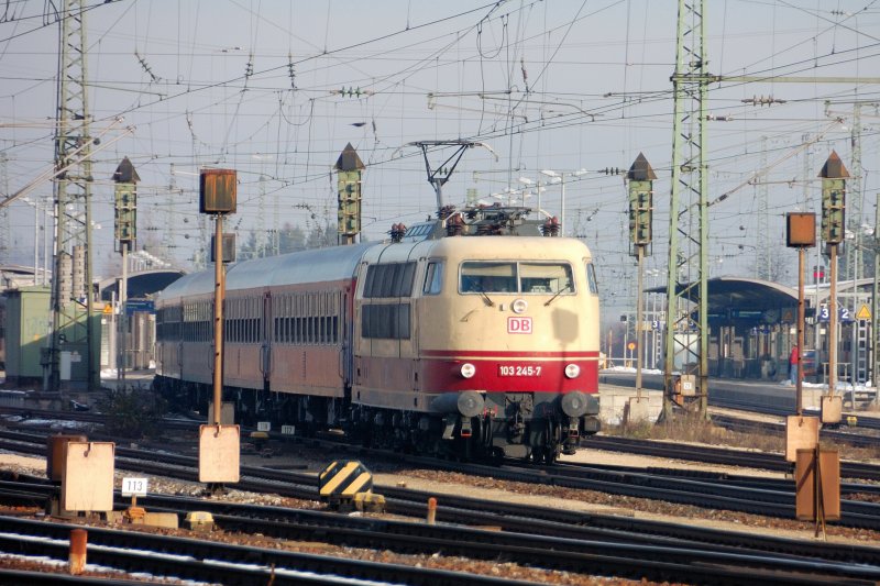 103 245-7 soll auch noch ber den Fahrplanwechsel am 14. Dezember hinaus weiterhin im ICE-Ersatzdienst eingesetzt werden. Angedacht sind montags bis freitags zwei Zugpaare tglich zwischen Mnchen-Augsburg-Nrnberg und am Wochenende ein Zugpaar fr die 103. Hier fuhr sie schon fast zeitkonform, wie geplant, mit einem Bahn-Touristik-Express (als ICE-Ersatz???) von Nrnberg nach Mnchen. (Durchfahrt Treuchtlingen, ca 10:13 Uhr, 28.11.2008).