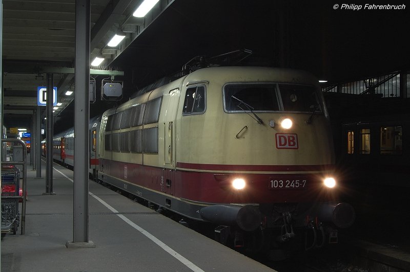 103 245-7 steht am 30.11.07 abfahrbereit mit IC 2017 nach Mnchen Hbf auf Gleis 15 des Stuttgarter Hbfs.