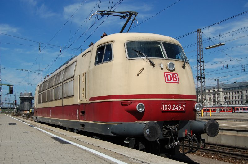 103 245-7 wurde am 15.08.07 mit dem UEx 1367 von Narbonne nach Salzburg HBF im Mnchener HBF verkoppelt. Hier kurz vor dem Ankoppeln.