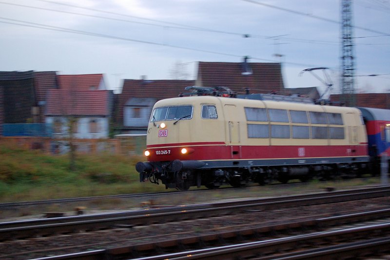 103 245 als ICE_T nach Leipzig im Bhf Lichtenfels 31.10.2008

http://820840.startbilder.de/