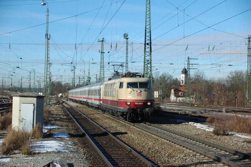 103 245 am 17.01.09 mit ErsatzIC 73943 aus N�rnberg bei der Einfahrt in M�nchen-Pasing