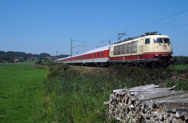 103 245 f�hrt mit AZ 1367 im August 2007 bei Bernau/Chiemsee nach Salzburg.