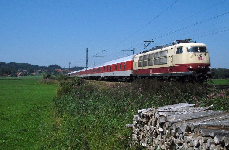 103 245 fhrt mit AZ 1367 im August 2007 bei Bernau/Chiemsee nach Salzburg.