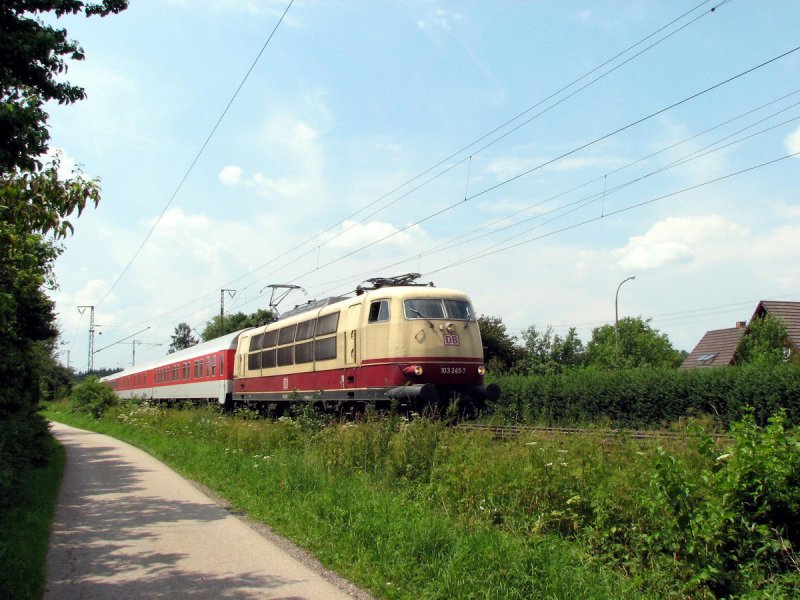 103 245 mit AZ 1367 vor Freilassing (12.07.2006)