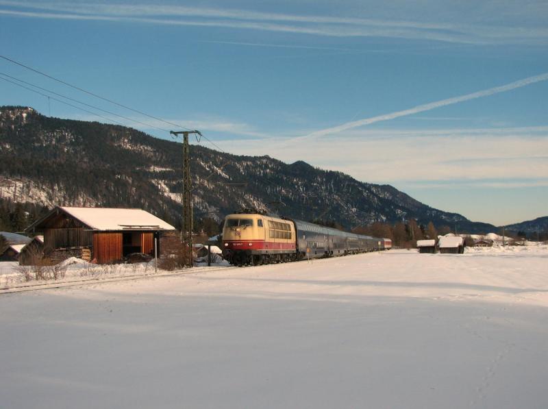 103 245 mit CNL 319 vor Garmisch Partenkirchen (am 28.01.06)