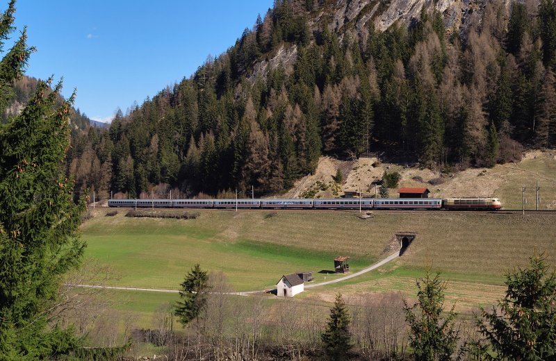 103 245 mit EC 81 vor St. Jodok (20.04.2008)