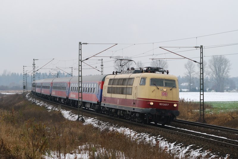 103 245 mit IC 2493 bei Hattenhofen (25.11.2008)