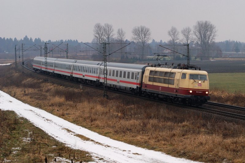 103 245 mit IC 73943 bei Hattenhofen (02.01.2009)