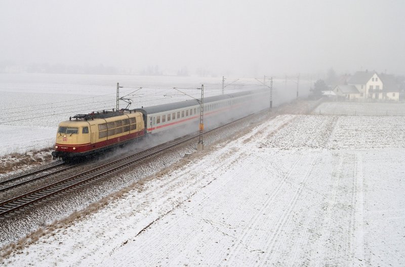 103 245 mit IC 73943 bei Herbertshofen (09.01.2009)