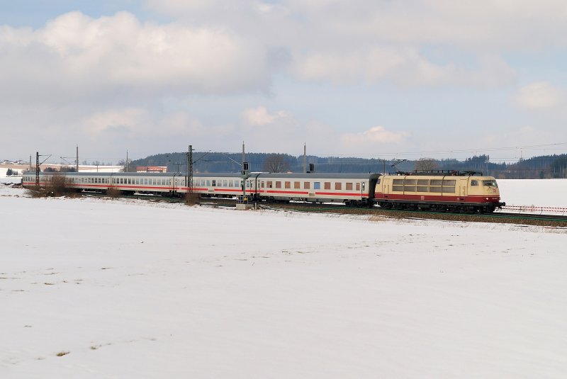 103 245 mit IC 73943 bei Mammendorf (25.02.2009)