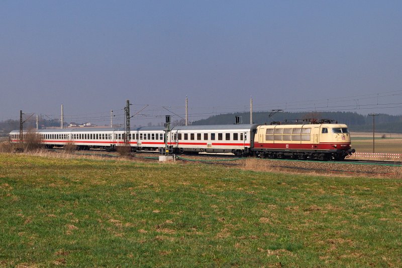 103 245 mit IC 73943 bei Mammendorf (03.04.2009)