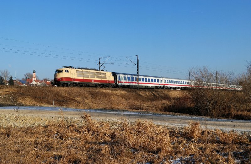 103 245 mit IC 73944 bei Hattenhofen (08.01.2009)