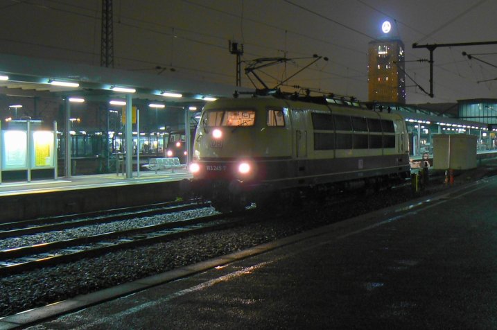 103 245 steht im November 2007 in Stuttgart Hbf, nachdem sie den EC 114  Wrthersee  nach Stuttgart gebracht hatte.