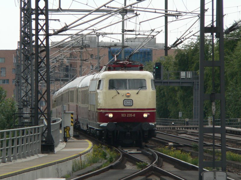 103 325-8 mit dem TEE in Richtung Poznan (Polen) bei der Ankunft im Berliner Hauptbahnhof. Die Bahnhofs-Konservenstimme hatte ihre Probleme mit der Aussprache von  Poznan . 11.7.2009