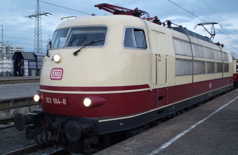 103 als Sonderzugsvorspann im TEE Lok.
18.04.2009