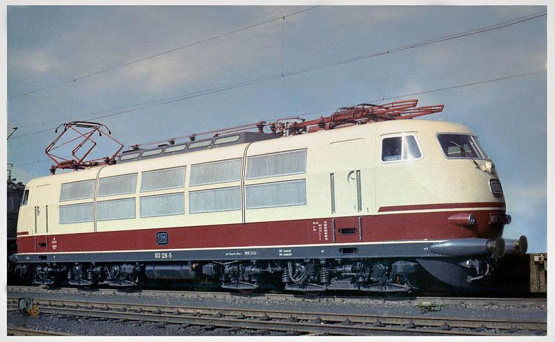 103128 im Bw Hagen-Eck. Im August 1970 wird gerade aufgrstet
um den F38  Hans Sachs  aus dem Abstellbahnhof zum Hbf vorzuholen.
Umlauf der Lok vom Bw Frankfurt/M: Hagen-Mnchen!