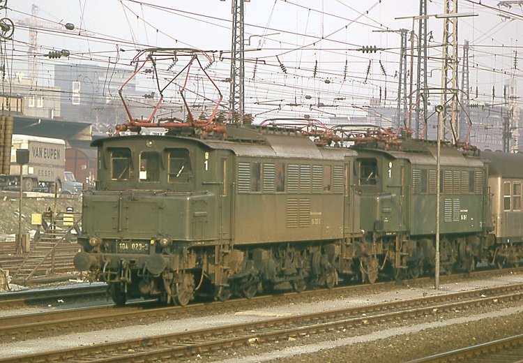 104 020 und 104 018 bringen N 7552 Mnster - Essen in die Abstellanlage Essen - Waldhausen. Mrz 1975