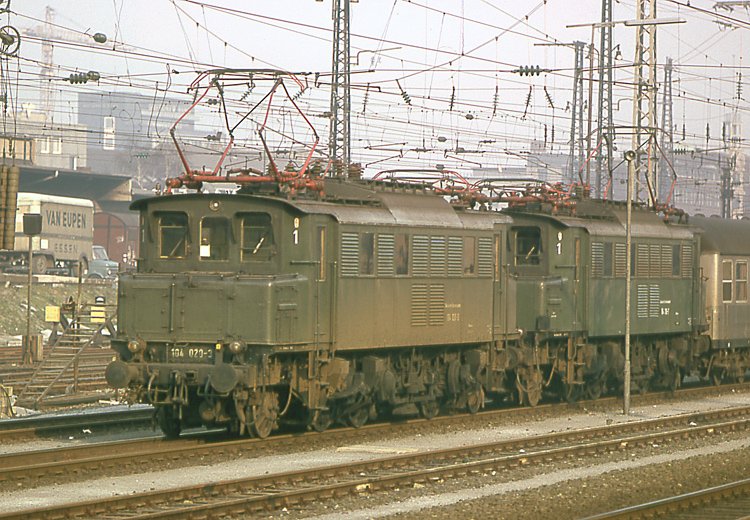 104 020 und 104 018 bringen N 7552 M�nster - Essen in die Abstellanlage Essen - Waldhausen. M�rz 1975
