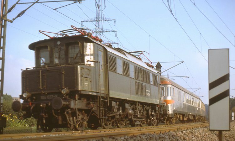 104 022 vor N 7524 bei Essen-Frillendorf. September 1977
