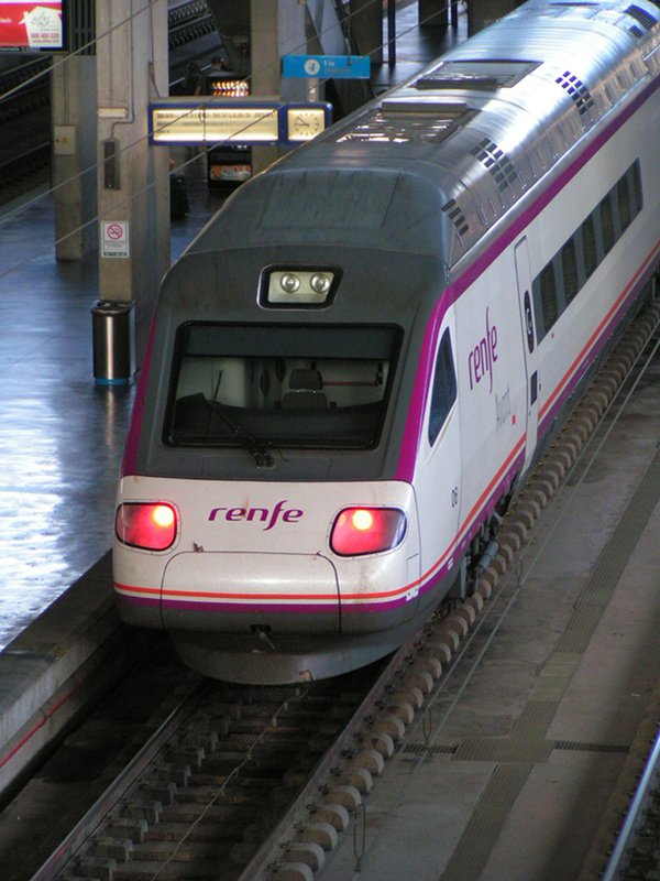 104 AVE der RENFE im Bahnhof von Crdoba zur Weiterfahrt nach Sevilla. (Crdoba 18.06.2007)