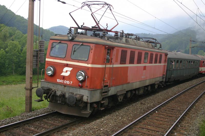 1041 015-7 leistet einem Dampfsonderzug mit 109.13 Nachschiebedienst ber den Semmering. Hier bei der Ausfahrt in Gloggnitz. (12.6.2005)