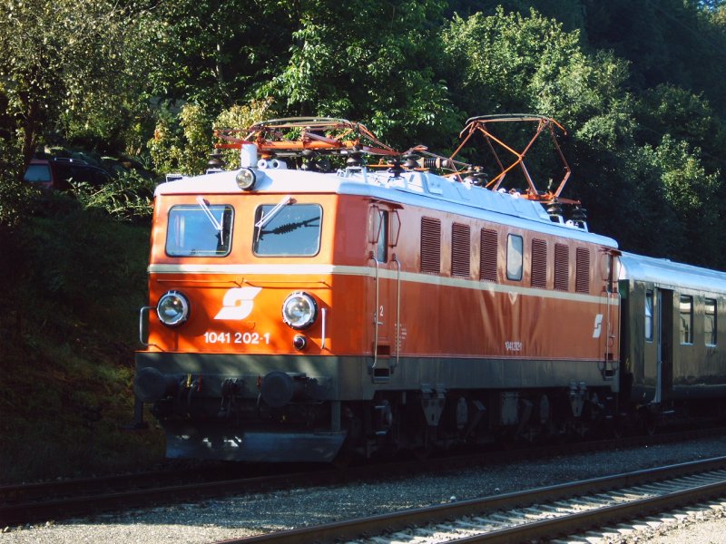 1041 202-1 war am 09.09.2006 mit dem Sonderzug   3-Flsse-Reise  
von Selzthal ber Traun nach Passau unterwegs.Das Bild entstand am Bahnhof Kremsmnster wo der Zug eine Kreuzung mit einem Regionalzug abwarten musste.