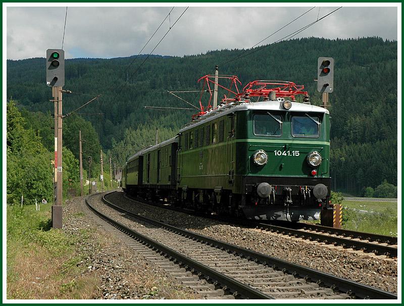 1041.15 am 11.6.2006 mit dem Erlebniszug Zauberberge auf der Fahrt nach M�rzzuschlag abei der Talfahrt der Semmering S�drampe