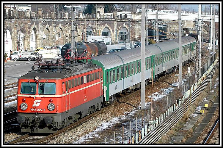 1042 002 mit Scherenstromabnehmern kurz vor der Ankunft am Franz Josefsbahnhof mit dem ER Silva Nortica von Gmnd kommend am 15.1.2006 in Wien - Spittelau