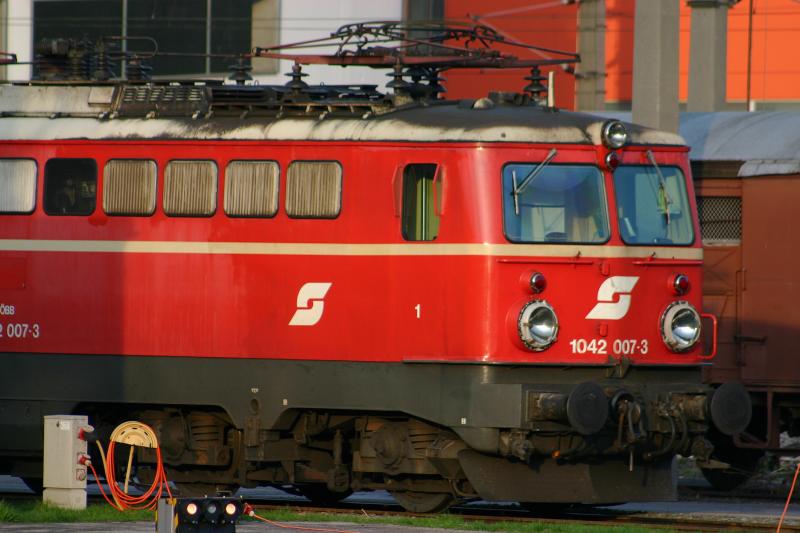 1042 007-3 am 17.4.2006 im Bahnhof Krems an der Donau. 
