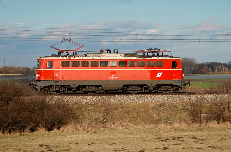 1042 007 in der Mrzsonne. Das Foto ist am 16.03.2009 in der Nhe von Nickelsdorf an der Ostbahn entstanden.