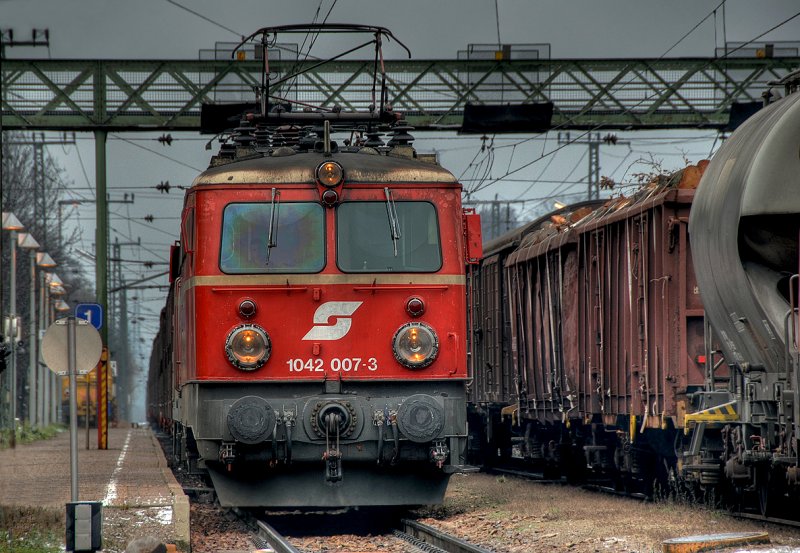 1042 007 vor einem Kohlenzug Richtung Westen in Rekawinkel am 13.12.2008.