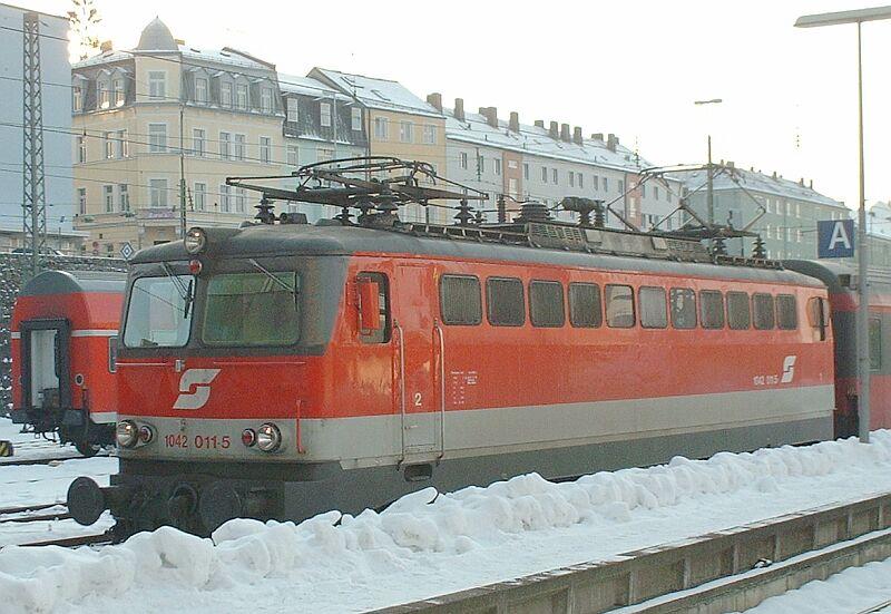 1042 011-5 am 06.01.2002 in Passau Hbf.
