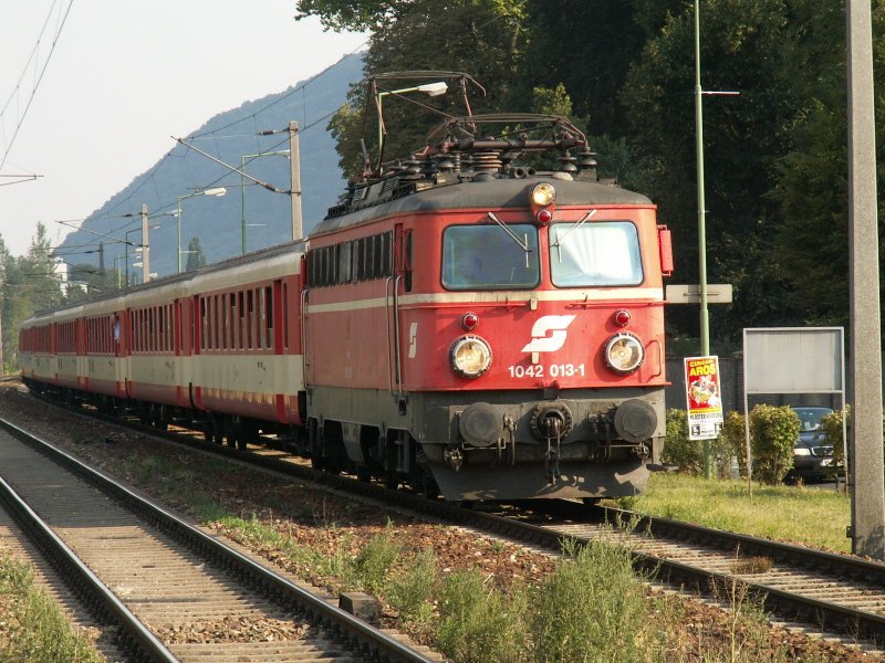 1042 013 fhrt mit einer reinen Schlierengarnitur am Abend des 20.7.2007 in Klosterneuburg-Kierling ein