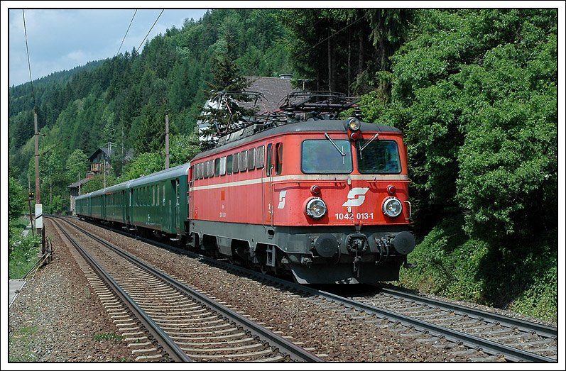 1042 013 war am 24. und 25.5.2008 mit dem Erlebniszug Zauberberge unterwegs. Die Aufnahme zeigt den Zug bei der Pendelfahrt von Mrzzuschlag nach Wiener Neustadt am 25.5.2008 als EZ 1968 kurz nach Mrzzuschlag beim Edlach Hof auf der Semmering Sdrampe.