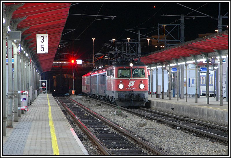 1042 013 war am 6.1.2007 die 3. Lok, die den Erlebniszug Zauberberge bespannt hat. Die Aufnahme entstand in Wien Meidling bei der Rckfahrt aus Mrzzuschlag als EZ 1974.