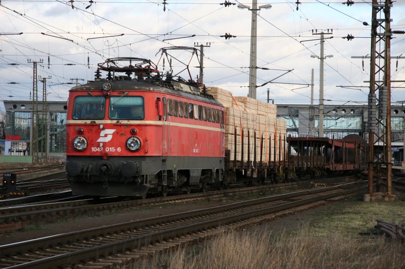 1042 015 passiert Wels auf ihrem Weg nach Passau am 20.01.2007.  
