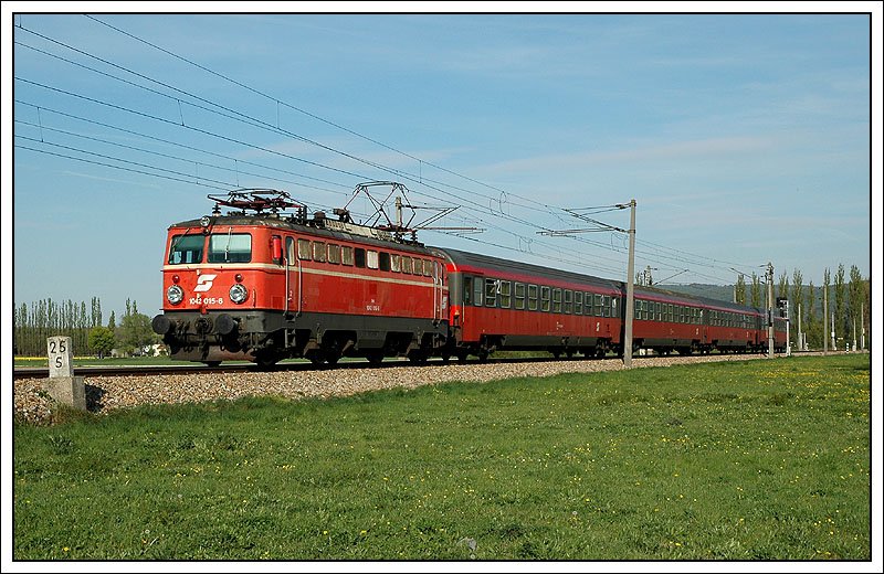1042 015 war am 16.4.2007 mit dem ER 2116 „Silva Nortica“ von Wien nach Ceske Budejovice (Budweis) unterwegs. Sie bespannte diesen Zug bis zum Grenzbahnhof Gm�nd. 

