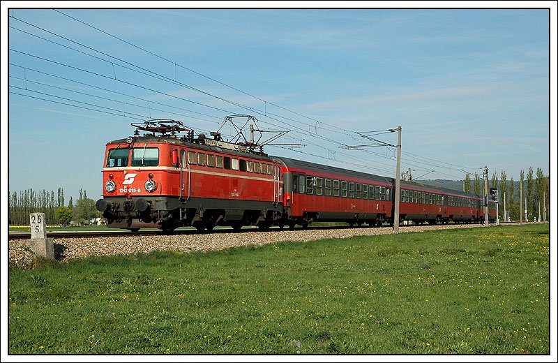 1042 015 war am 16.4.2007 mit dem ER 2116 „Silva Nortica“ von Wien nach Ceske Budejovice (Budweis) unterwegs. Sie bespannte diesen Zug bis zum Grenzbahnhof Gmnd. 

