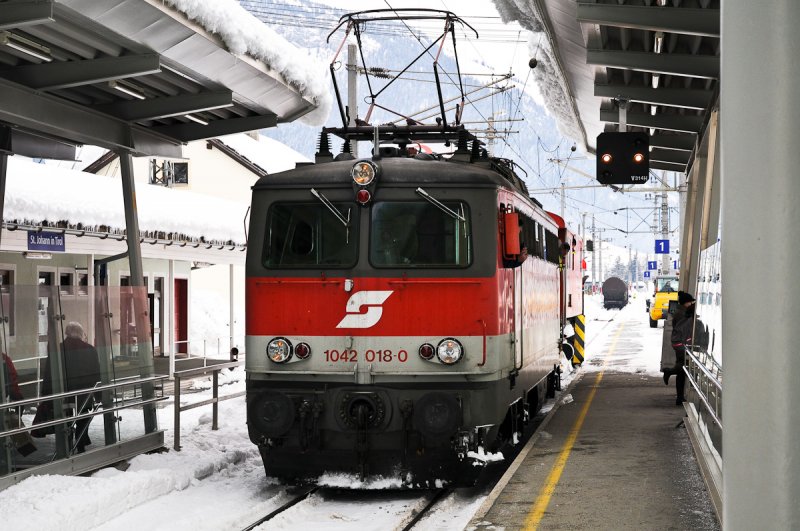 1042 018 wartet mit angekuppltem Schneepflug auf die Streckenfreigabe. St. Johann (A) 24.02.2009