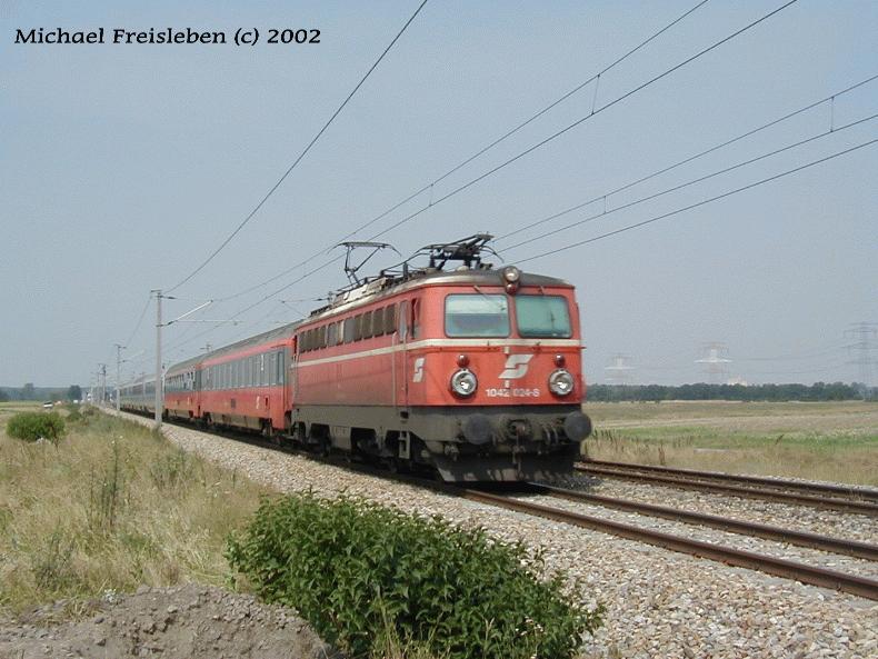 1042 024-8 vor einem IC zwischen Gramat Neusiedel und Gtzendorf am 30.Juli 2002