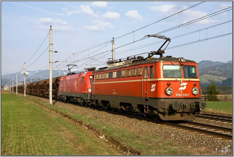 1042 032 und 1116 031 Trkei fahren mit Gterzug 49417 in Richtung Villach.
Lind bei Zeltweg 09.04.2009