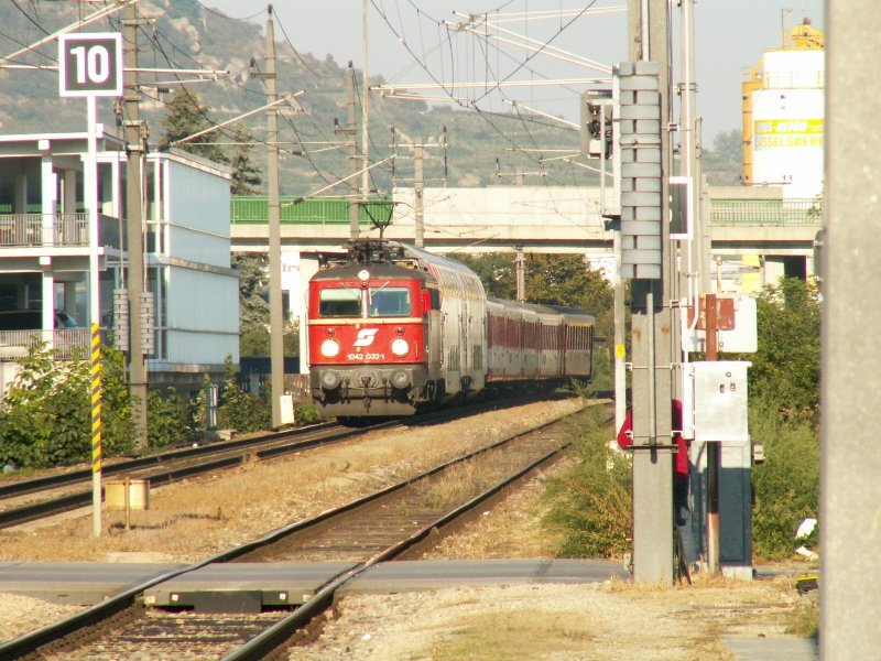 1042 032 schwebt mit einem Kamelbuckelzug bestehend aus Doppelstockwagen und Schlieren als REX aus Wien kommend in Krems an der Donau ein (24.9.2007)