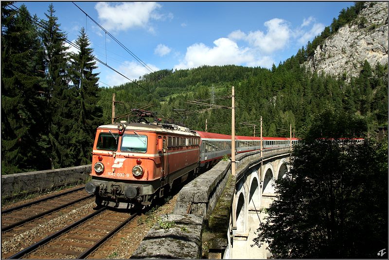 1042 033 fhrt mit IC 559 ber die Kalte Rinne am Semmering.
05.09.2009