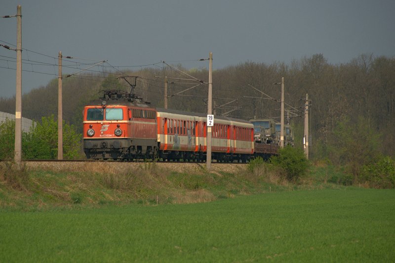 1042 034 vor SGAG 90151 (Militrzug von Gpfritz nach Klagenfurt Hbf.), fotografisch festgehalten zwischen den Haltestellen Spillern und Leobendorf-Burg Kreuzenstein an der Nordwestbahn.