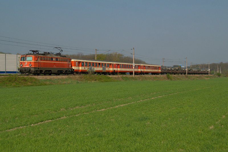 1042 034 vor SGAG 90151 (Militrzug von Gpfritz nach Klagenfurt Hbf.), fotografisch festgehalten zwischen den Haltestellen Spillern und Leobendorf-Burg Kreuzenstein an der Nordwestbahn.