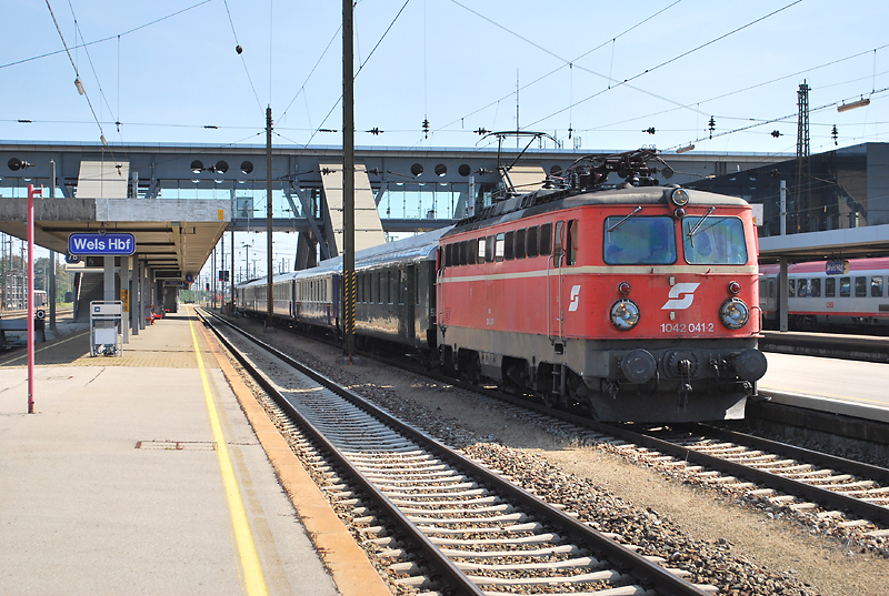 1042 041 bei der Ausfahrt mit dem EZ Donau aus Wels Hbf am 9.9.09