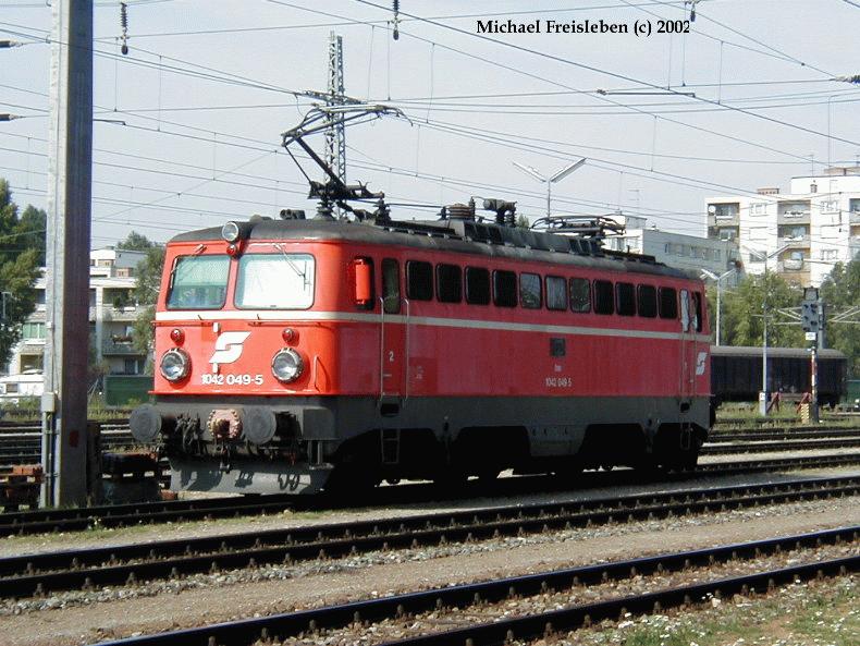 1042 049-5 wartet im Bahnhof Stadlau auf ihren nchsten Einsatz am 13-09-2002