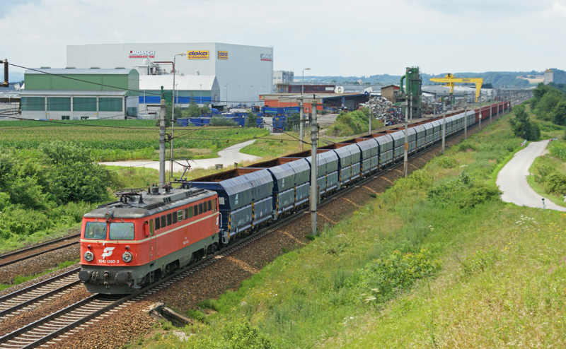 1042 050 bespannte am 11.7.2009 einen Bedarfszug Richtung Ybbs, hier bei Amstetten.