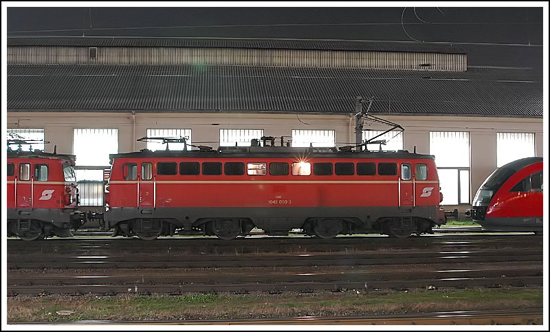 1042 050 wartet am 12.12.2006 in der Traktion in Graz auf ihren nchsten Einsatz.